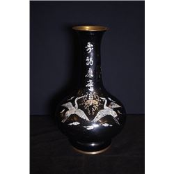 A brozen-body lacquer vase decorated with raden