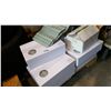 Image 2 : 11 BOXES OF NEW LIGHT GREY GLASS BACKSPLASH TILE