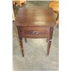 Image 1 : SEAMSTRESS GRAND SEWING MACHINE IN TABLE