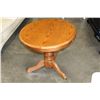 Image 1 : ROUND OAK SIDE TABLE