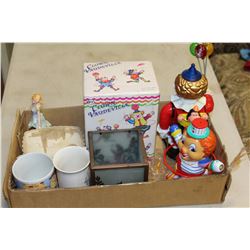 TRAY OF GLASSWARE AND COLLECTABLE CLOWNS