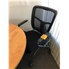 Image 3 : 3 Newer Black Back Mesh Office Chairs and Round Center Pedestal Table