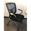Image 4 : 3 Newer Black Back Mesh Office Chairs and Round Center Pedestal Table