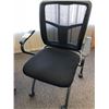 Image 5 : 3 Newer Black Back Mesh Office Chairs and Round Center Pedestal Table