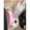 Image 4 : 2 Older Leather Office Chairs, 2 Folding Chairs, 2 Stacking Chairs, Folding Lid Container w/ Bubble 