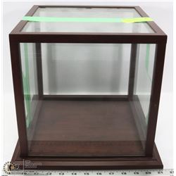 SQUARED GLASS DISPLAY BOX