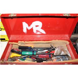 METAL TOOLBOX WITH CONTENTS: ASSORTED HAND TOOLS