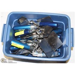 TOTE OF WINDBLOCK ANGLE TROWELS