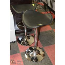 PAIR OF HYDRAULIC LIFT BAR STOOLS