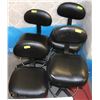 Image 1 : GROUP OF 4 HYDRAULIC LIFT SALON CHAIRS