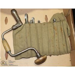 ANTIQUE BRACE WITH A SET OF DRILL BITS.