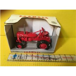 IHC 1/16 FARMALL SUPER A W/BOX