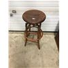 Image 2 : GENERAL STORE OAK SWIVEL STOOL EARLY 1900s