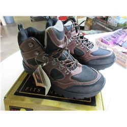 Mens Everest Hiker size 8.5m / Note: one eyelet is broken off but can be