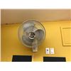 Image 2 : DIMPLEX AC UNIT & 3 AIR KING WALL FANS