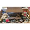 Image 5 : LARGE LOT OF JEWELRY & JEWELRY BOX