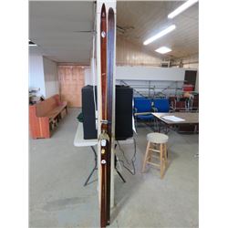 NORGE 1872 RUSTAD CROSS COUNTRY SKIS W/POLES, LIKE NEW.