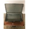 Image 2 : 2 VINTAGE SUITCASES 26X14, 32 X 22