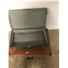 Image 3 : 2 VINTAGE SUITCASES 26X14, 32 X 22