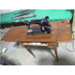 SINGER ELECTRIC SEWING MACHINE W/STAND