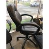 Image 2 : Office black Chair Adjustable on wheels