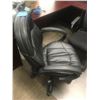 Image 3 : 3 Black leather, adjustable office chairs with arms on wheels