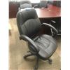 Image 5 : 3 Black leather, adjustable office chairs with arms on wheels