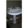 Image 1 : WHITE PEDESTAL SINK