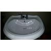 Image 2 : WHITE PEDESTAL SINK