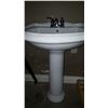 Image 3 : WHITE PEDESTAL SINK