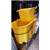 Image 3 : RUBBERMAID MOP BUCKET W/ WRINGER