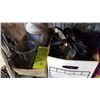 Image 1 : 2 BOXES OF PURSES AND APPLIANCES
