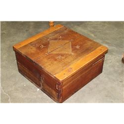 WOOD STORAGE TRUNK