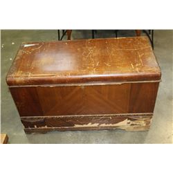 HONDERICH CEDAR CHEST W/ KEY