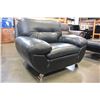 Image 3 : BLACK LEATHER ARMCHAIR