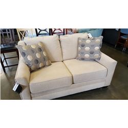 NEW BENCHCRAFT SIGNATURE BEIGE FABRIC STUDDED CONTEMPORARY LOVESEAT WITH 2 THROW PILLOWS, RETAIL $18