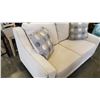 Image 2 : NEW BENCHCRAFT SIGNATURE BEIGE FABRIC STUDDED CONTEMPORARY LOVESEAT WITH 2 THROW PILLOWS, RETAIL $18