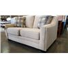 Image 8 : NEW BENCHCRAFT SIGNATURE BEIGE FABRIC STUDDED CONTEMPORARY LOVESEAT WITH 2 THROW PILLOWS, RETAIL $18