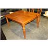 Image 2 : DINING TABLE W/ LEAF AND 6 CHAIRS