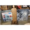 Image 2 : 3FT STANDING ABSTRACT FIGURE OIL ON CANVAS AND FRAMED HOUSE PRINT