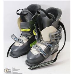 PAIR OF SALOMON SKI BOOTS, 298M, 25/25.5