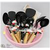 Image 1 : BOWL OF ASSORTED KITCHEN UTENSILS
