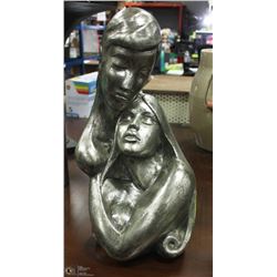 MAN & WOMAN EMBRACING - LOVE STATUE
