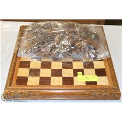 1960'S ROMAN BAKELITE WOOD COMPLETE CHESS SET