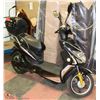 Image 1 : DAYMAK ELECTRIC SCOOTER WITH CHARGER, 2 KEYS AND