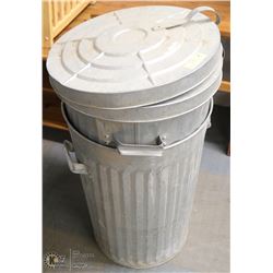 SET OF 2 METAL GARBAGE CANS WITH LIDS