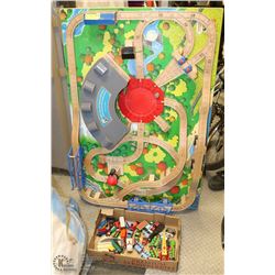 TRAIN TABLE WITH 30 TRAINS