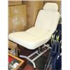 Image 1 : WHITE MULTI FOLD SALON CHAIR