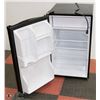 Image 2 : MAGIC CHEF MINI BAR FRIDGE
