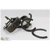 Image 1 : LOT OF 2 STIRRUPS AND 3 HORSE SHOE HANGERS